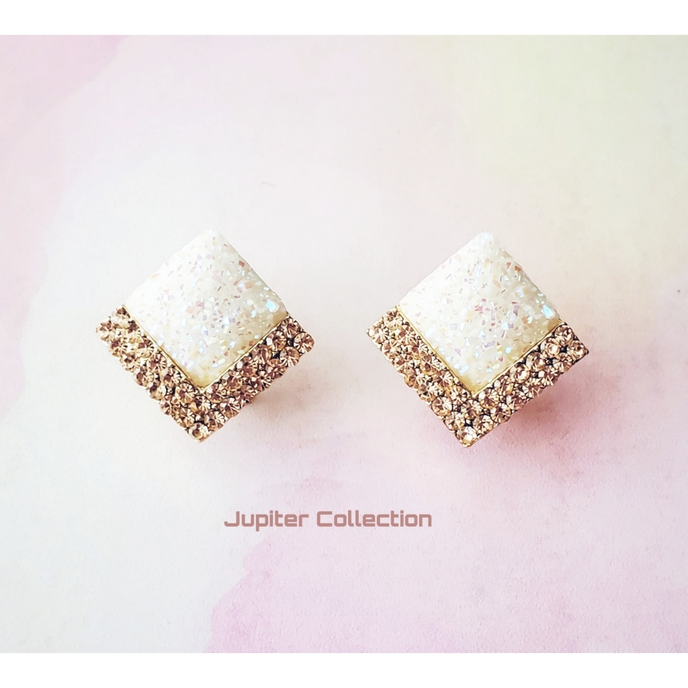 White and Gold Clamshell earrings